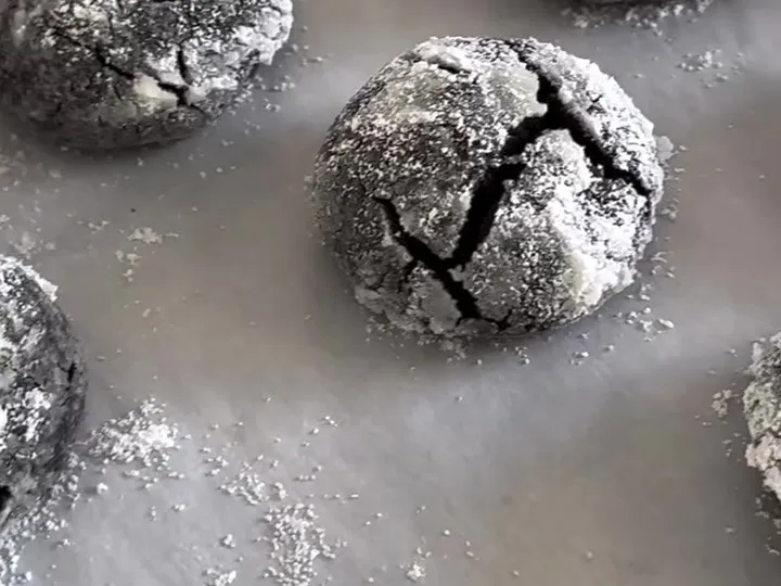 Chocolate crinkle cookies with a cracked powdered sugar coating